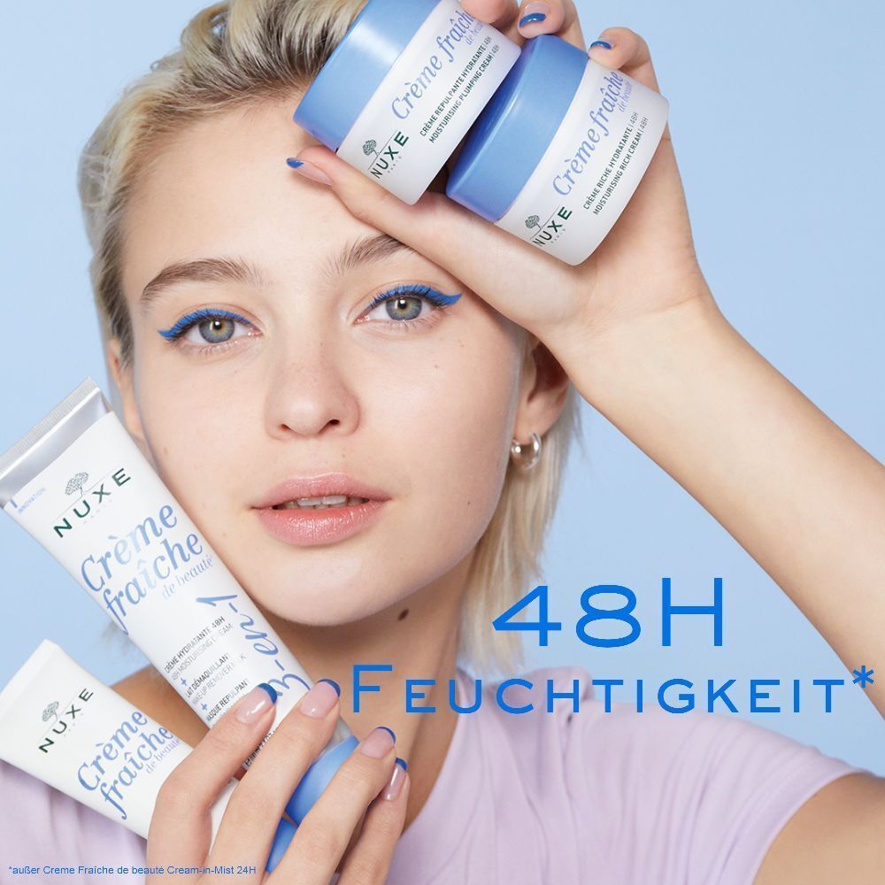 Frau hält Produkte in den Händen. Sichtbar: Tuben, Tiegel. Aufschrift: NUXE, Crème fraîche de beauté. Text: 48H Feuchtigkeit.