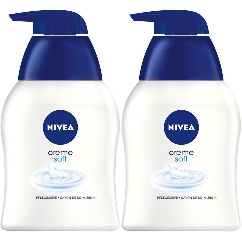Zwei weiße Flaschen mit blauem Pumpkopf. Auf jeder Flasche steht NIVEA, creme soft. Darunter steht PflegeSeife, Savon de soin 250ml.