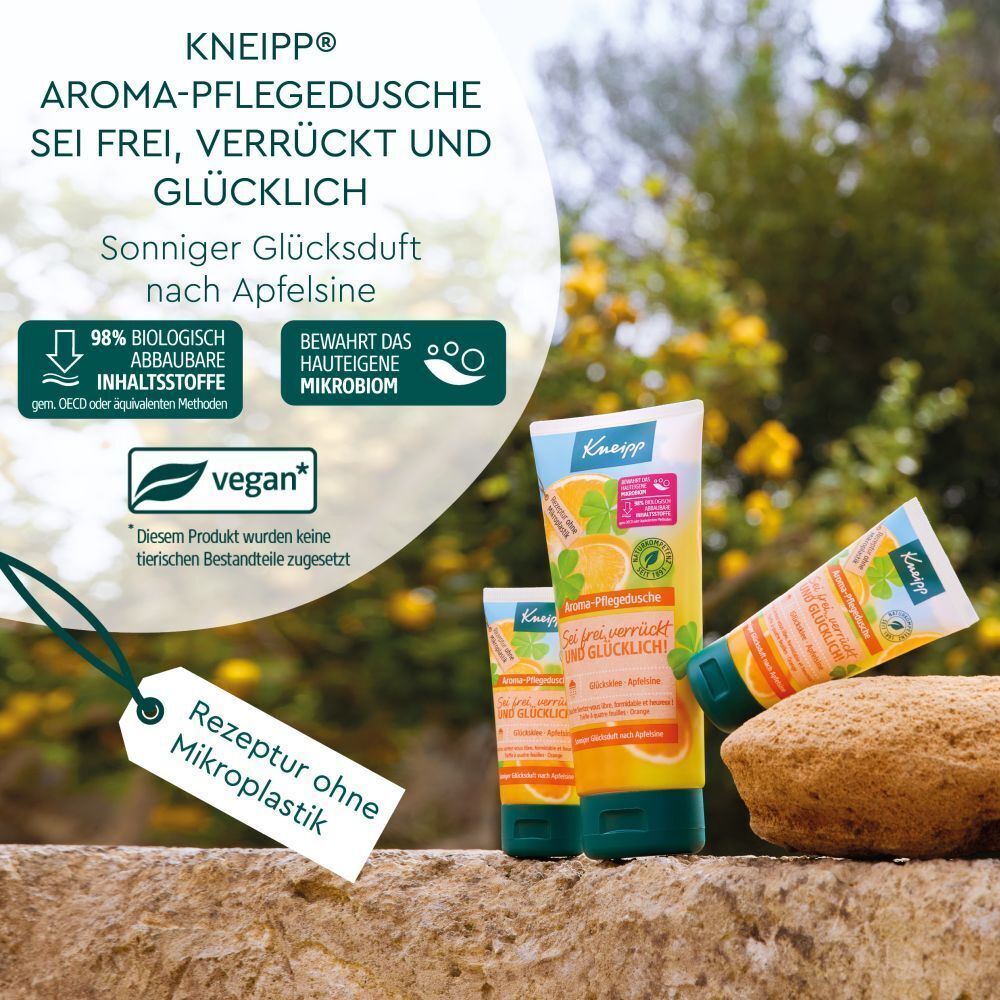 Drei Tuben Kneipp Aroma-Pflegedusche. Aufschrift: Sei frei, verrückt und glücklich! Mit Text über Inhaltsstoffe und Mikroplastik. Vegan-Siegel.