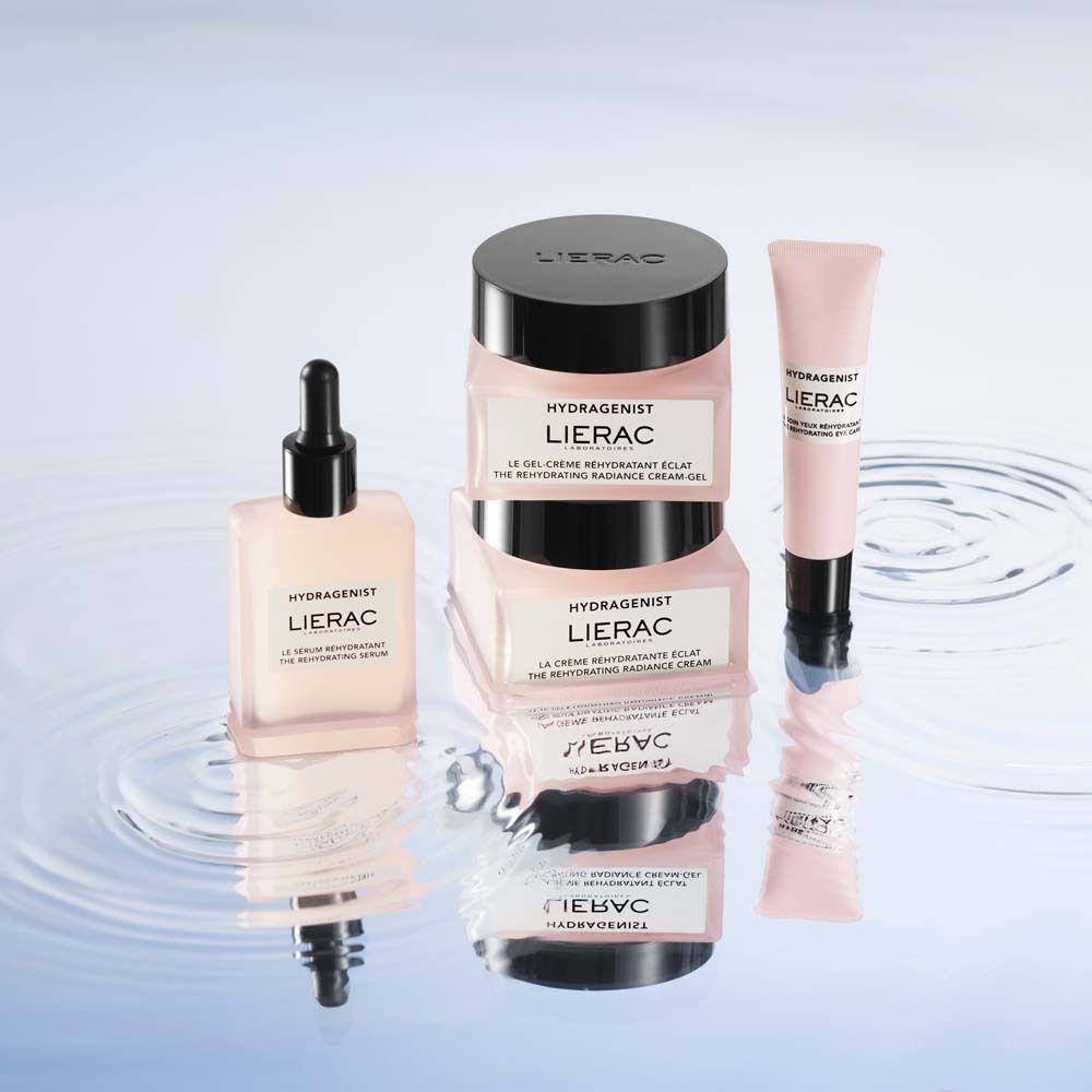 Verschiedene Produkte im Wasser. Aufschrift: HYDRAGENIST, LIERAC, Le gel-crème réhydratant éclat, The rehydrating radiance cream-gel.