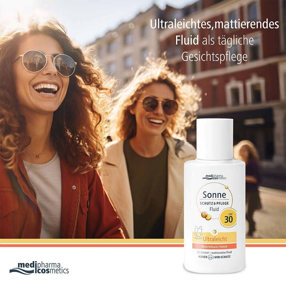 Eine Flasche Sonnenfluid vor dem Hintergrund zweier lächelnder Frauen. Aufschrift: Sonne Schutz & Pflege Fluid LSF 30. Weißes Fläschchen.