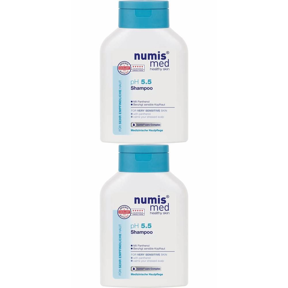 Zwei Flaschen NUMIS med pH 5.5 Shampoo. Weiße Flaschen mit blauem Deckel. Aufschrift: pH 5.5 Shampoo, für sehr empfindliche Haut.