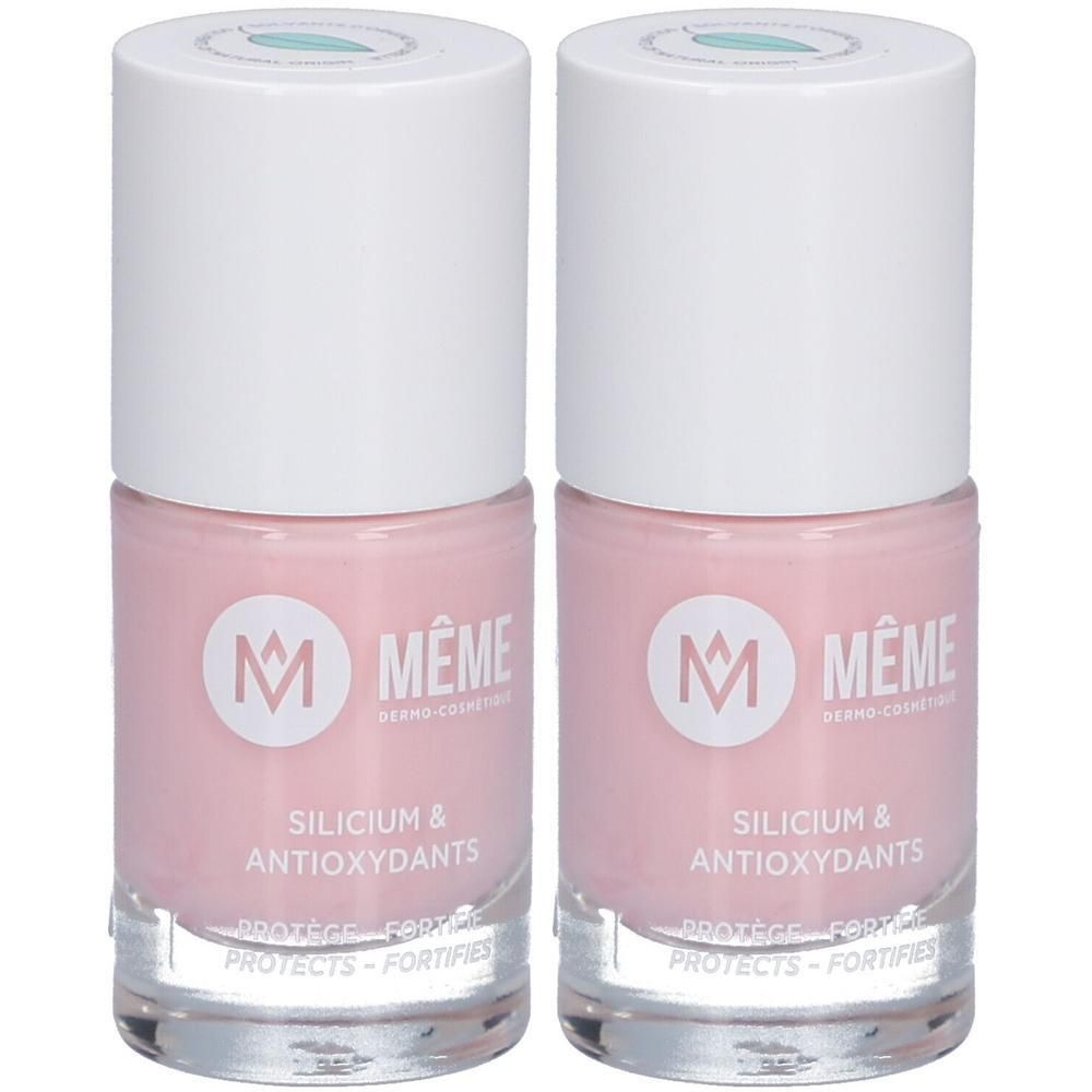 Zwei Flaschen Nagellack, rosa Farbe. Weißer Deckel mit grünem Akzent. Aufschrift: M MÊME, Silicium & Antioxidantien.