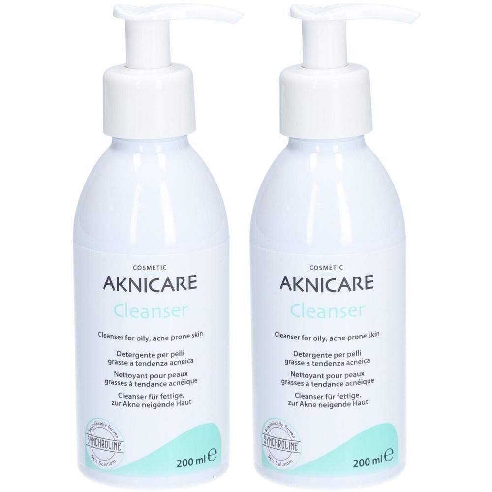 Zwei weiße Flaschen mit Pumpverschluss. Aufschrift: AKNICARE Cleanser. Text in mehreren Sprachen. 200 ml.