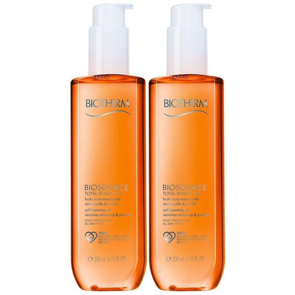 Zwei Flaschen BIOTHERM Biosource Total Renew Öl. Orangefarbene Flüssigkeit in durchsichtigen Flaschen mit weißen Pumpaufsätzen. Text auf Etiketten.