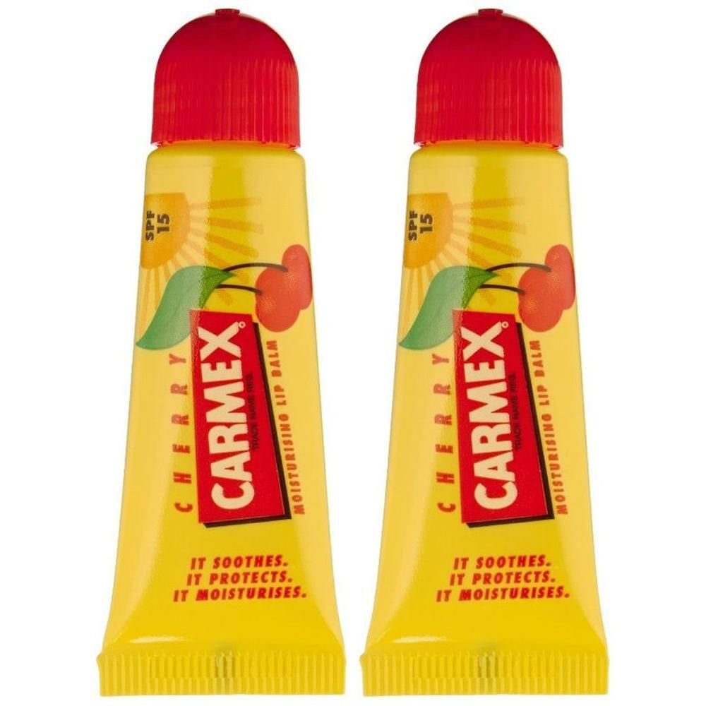 Zwei gelbe Lippenbalsam-Tuben mit rotem Deckel. Aufschrift: CARMEX Cherry, SPF 15. Kirsch-Illustration.