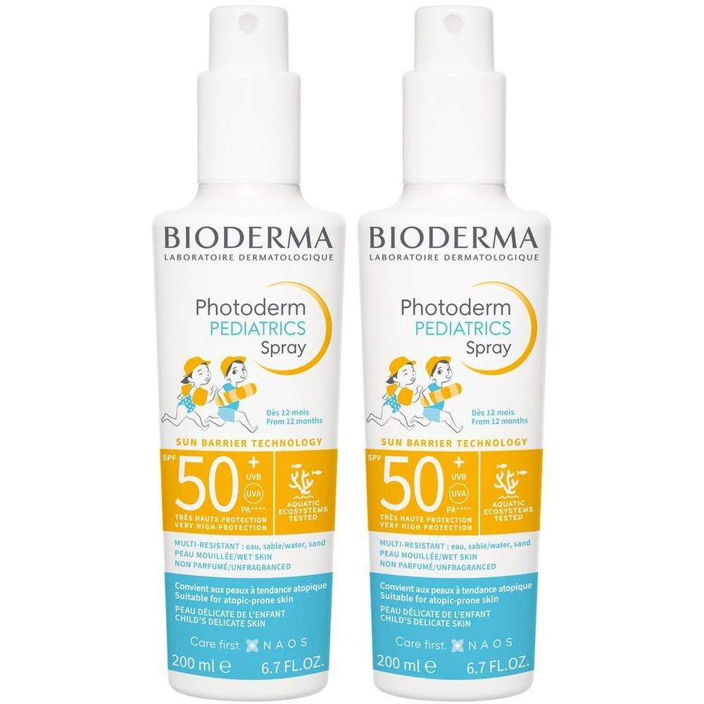 Zwei weiße Sprühflaschen. Aufschrift: BIODERMA Photoderm Pediatrics Spray SPF 50+. Gelbe Akzente. 200 ml.