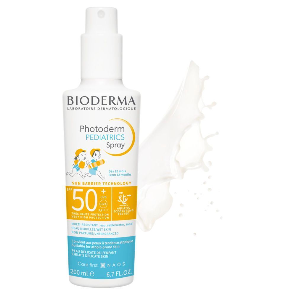Weiße Sprühflasche. Aufschrift: BIODERMA Photoderm Pediatrics Spray SPF 50+. Gelbe Akzente. 200 ml. Weißer Spritzer.
