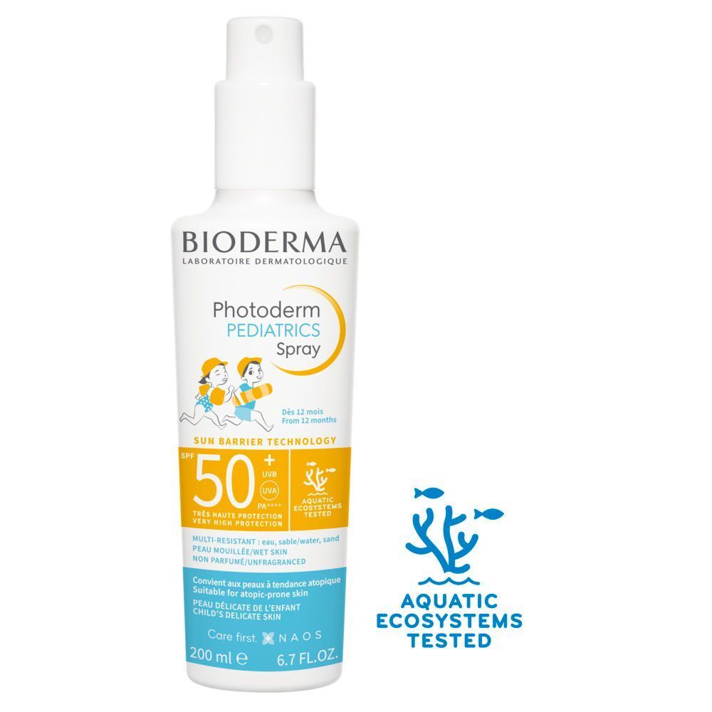 Weiße Sprühflasche. Aufschrift: BIODERMA Photoderm Pediatrics Spray SPF 50+. Gelbe Akzente. 200 ml. Logo: Aquatic Ecosystems Tested.
