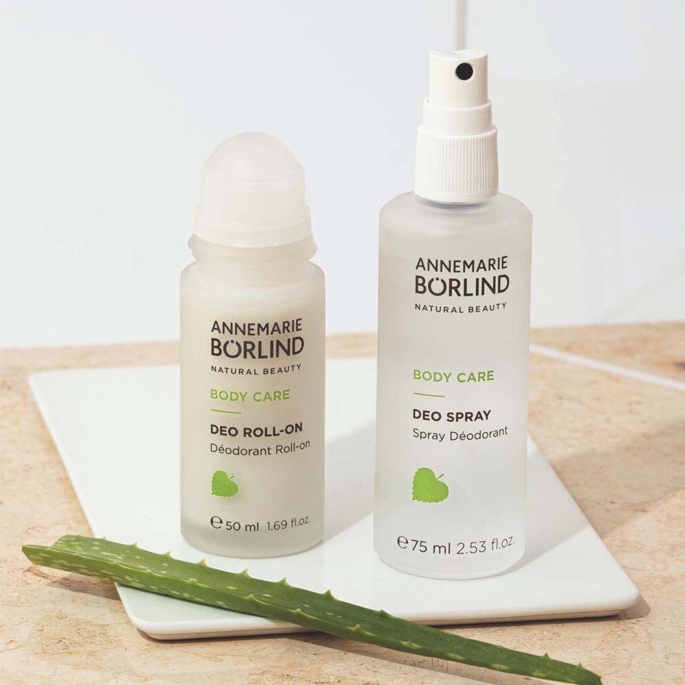 Zwei Annemarie Börlind Deodorants: ein Roll-On (50ml) und ein Spray (75ml), mit Aloe Vera Blatt.