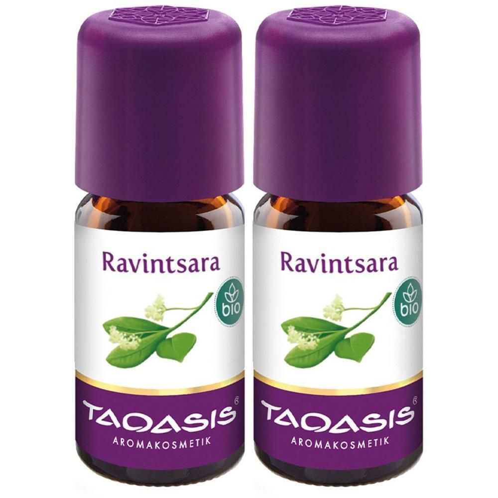 Zwei Flaschen mit lila Deckel. Aufschrift "Ravintsara" und "TAOASIS". Bio-Siegel. Braune Flüssigkeit sichtbar.