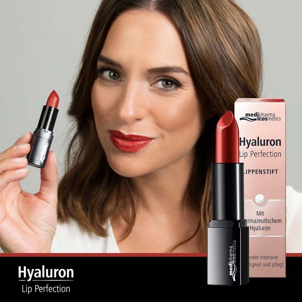 Frau hält einen roten Lippenstift. Daneben Verpackung mit Produktname: Hyaluron Lip Perfection Lippenstift.