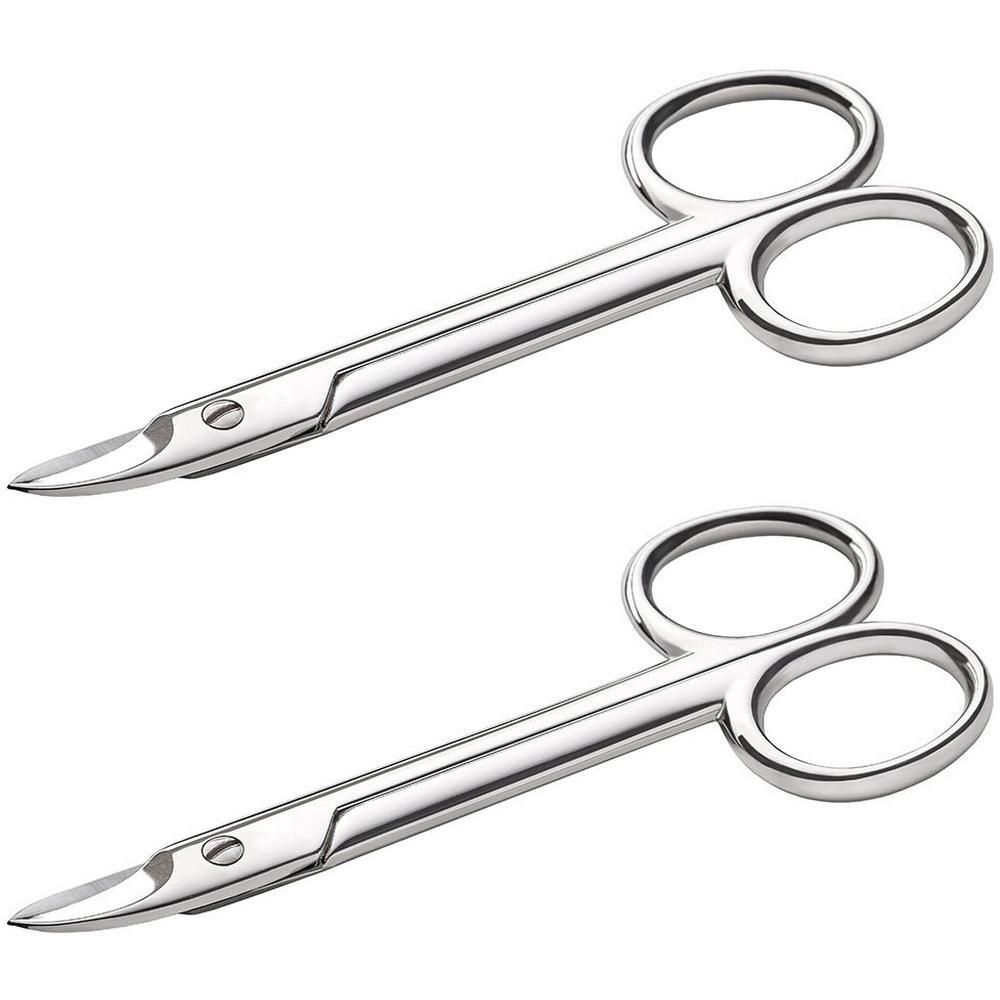 Zwei verchromte Fußnagelscheren. Sie haben abgerundete Spitzen und ovale Griffe. Die Scheren sind aus Metall.