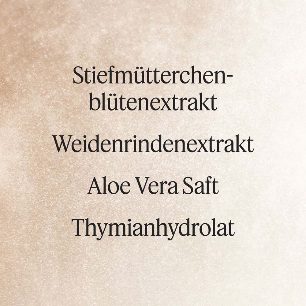Text auf beigem Hintergrund: Stiefmütterchenblütenextrakt, Weidenrindenextrakt, Aloe Vera Saft, Thymianhydrolat.