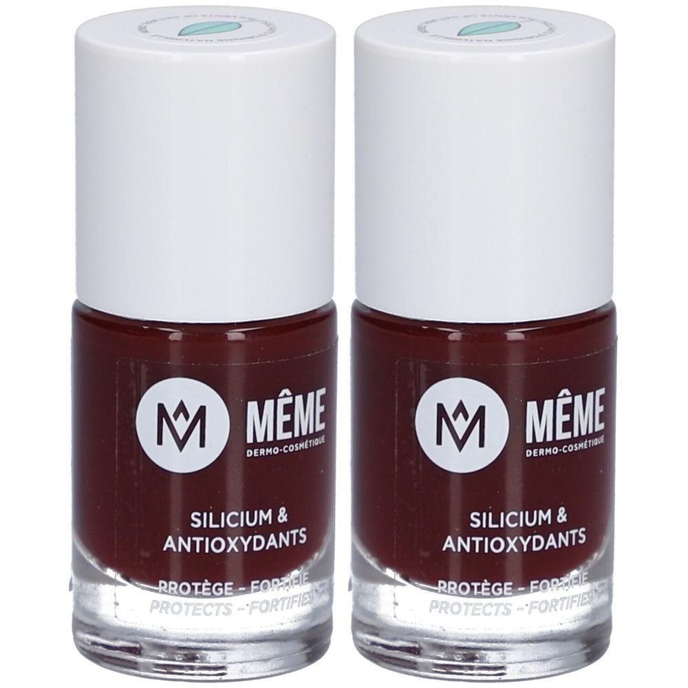 Zwei Flaschen Nagellack. Dunkelrote Flüssigkeit in Glasflaschen mit weißen Deckeln. Aufschrift: MÊME, SILICIUM & ANTIOXYDANTS.