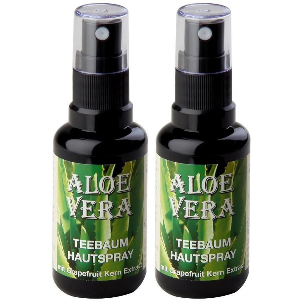 Zwei schwarze Sprühflaschen mit transparenten Deckeln. Auf den Etiketten steht "Aloe Vera Teebaum Hautspray".