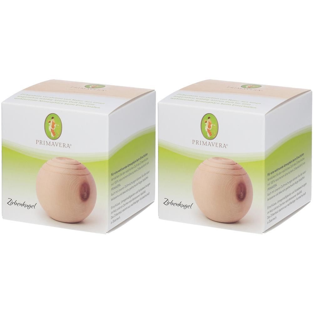 Zwei Verpackungen mit je einer Zirbenkugel. Auf jeder Verpackung ist ein Logo von Primavera und der Schriftzug Zirbenkugel zu sehen.