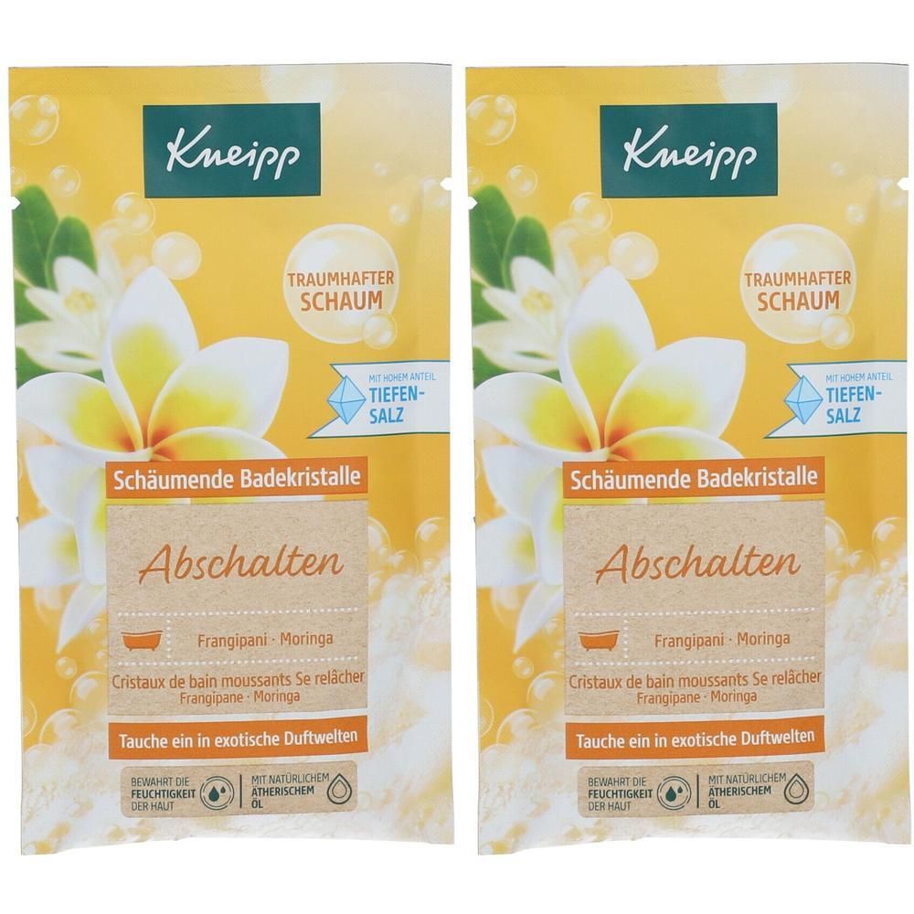 Zwei Beutel Kneipp Badesalz. Gelbe Verpackung mit Blumenmotiv und Produktbezeichnung. Text: Abschalten, Frangipani-Moringa, Tiefensalz.