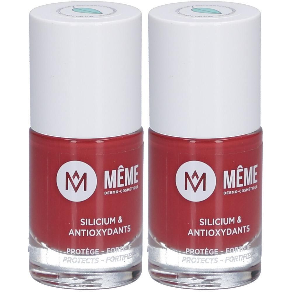 Zwei Flakons Nagellack, weinrot. Weiße Kappen, runde Form. Aufschrift: MÊME, SILICIUM & ANTIOXYDANTS. Schützt, stärkt.