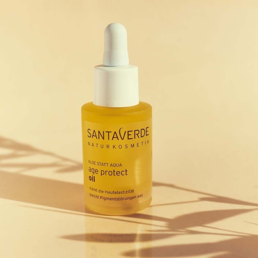SANTAVERDE age protect oil Flasche mit Pipette. Gelbe Flüssigkeit. Aufschrift: Aloe statt Aqua. Schatten im Hintergrund.