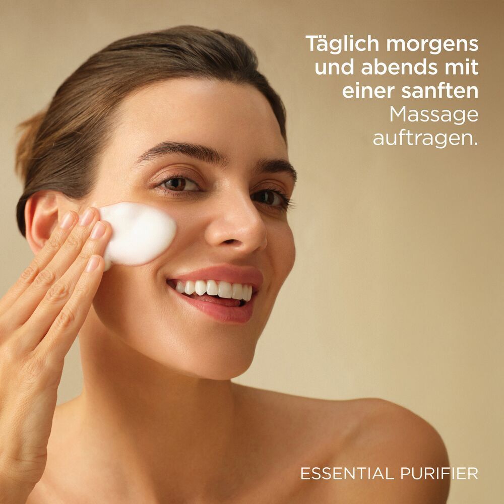 Frau trägt Schaum auf. Text: Täglich morgens und abends mit einer sanften Massage auftragen.