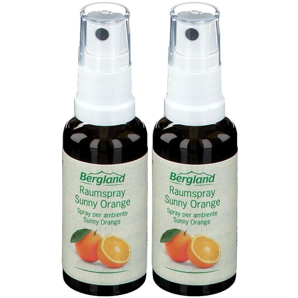 Zwei Sprühflaschen mit weißem Sprühkopf. Auf den Etiketten steht "Bergland Raumspray Sunny Orange". Abgebildet sind Orangen.