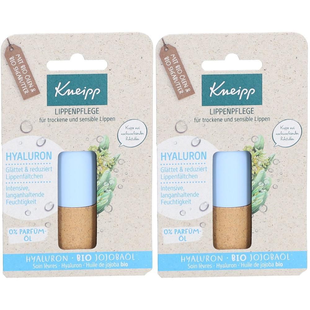 Zwei Lippenpflegestifte in Kartonverpackung. Hellblauer Stift mit braunem Boden. Aufschrift: Kneipp, Hyaluron, 0% Parfum Öl.
