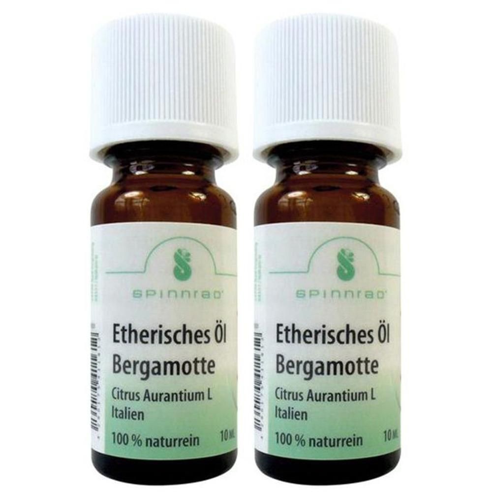 Zwei Flaschen ätherisches Öl Bergamotte. Braune Glasflaschen mit weißem Deckel und Etikett. Aufschrift: Spinnrad, 100% naturrein.