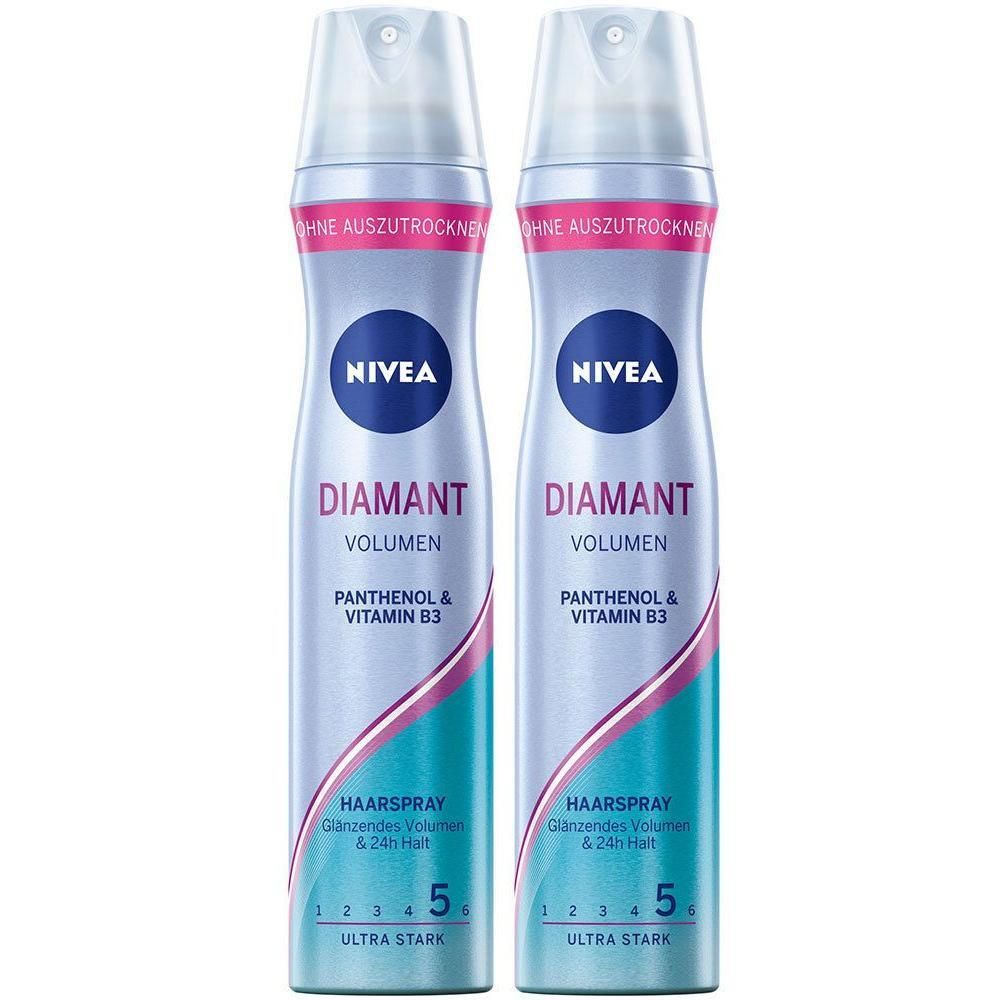 Zwei NIVEA Diamant Volumen Haarspray-Flaschen. Hellblaue Flaschen mit weißem Deckel. Aufschrift: Diamant Volumen, Panthenol & Vitamin B3.