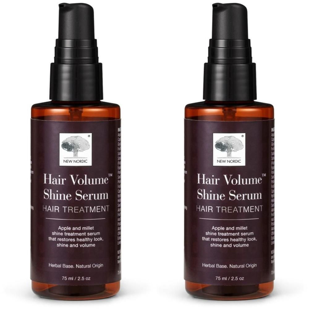 Zwei braune Flaschen mit schwarzem Pumpkopf. Auf den Etiketten steht "Hair Volume Shine Serum" und "NEW NORDIC".