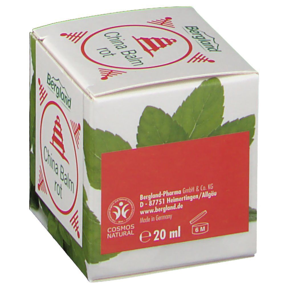 Eine quadratische Schachtel "China Balm rot". Grün-weiße Verpackung mit Blättern und rotem Text. "Bergland"-Logo. "COSMOS NATURAL"-Zertifizierung.