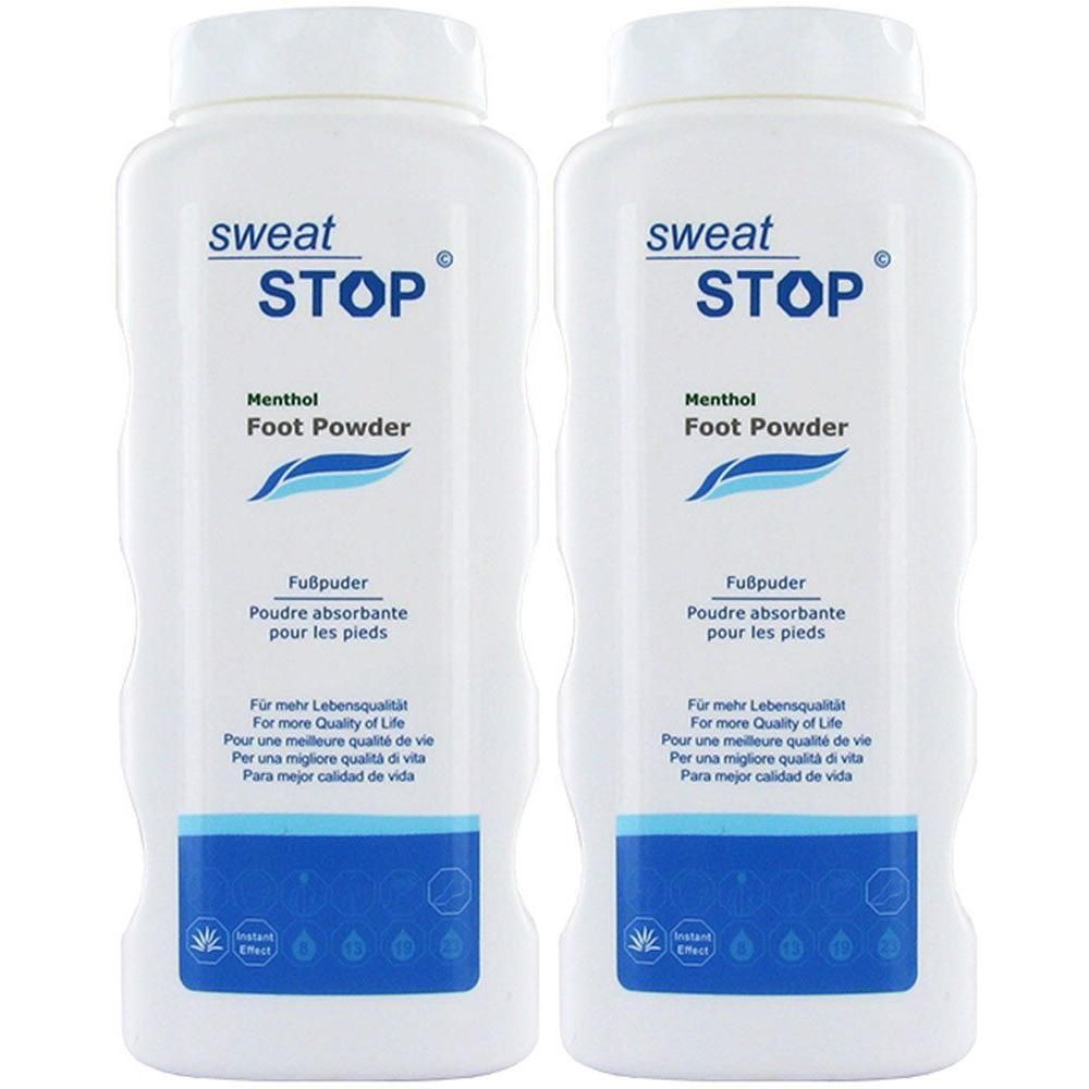 Zwei weiße Flaschen mit blauem Etikett. Aufschrift: sweat STOP, Menthol Foot Powder, Fußpuder. Text in Deutsch, Französisch, Italienisch und Spanisch.