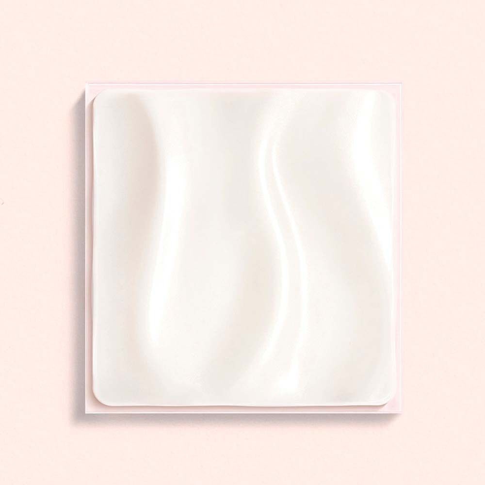 Quadratische, weiße Creme auf rosa Untergrund. Creme mit wellenförmiger Textur. Quadratischer, cremefarbener Rand.