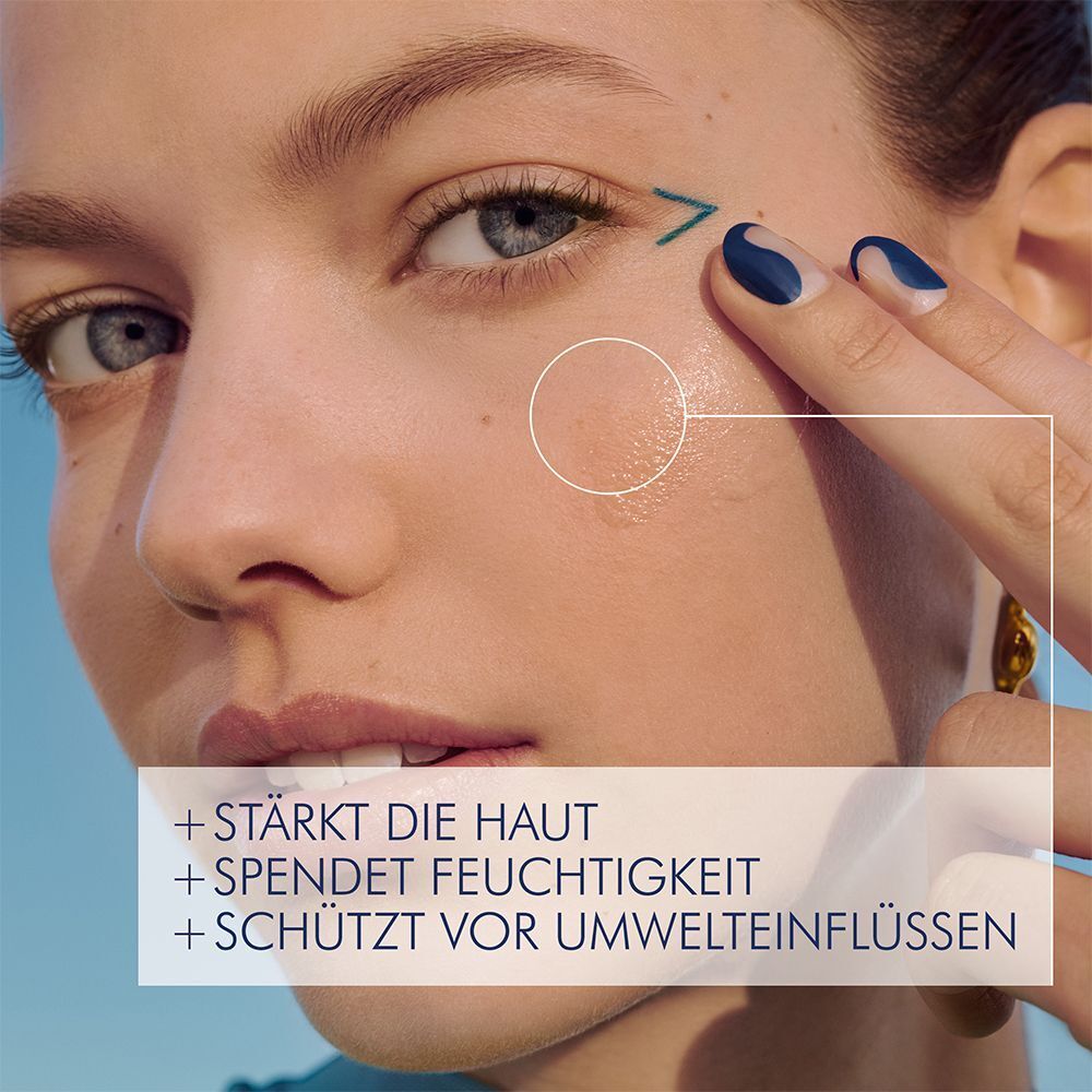 Gesicht einer Frau. Auf der Haut sind Tropfen zu sehen. Text: + STÄRKT DIE HAUT, + SPENDET FEUCHTIGKEIT, + SCHÜTZT VOR UMWELTEINFLÜSSEN.