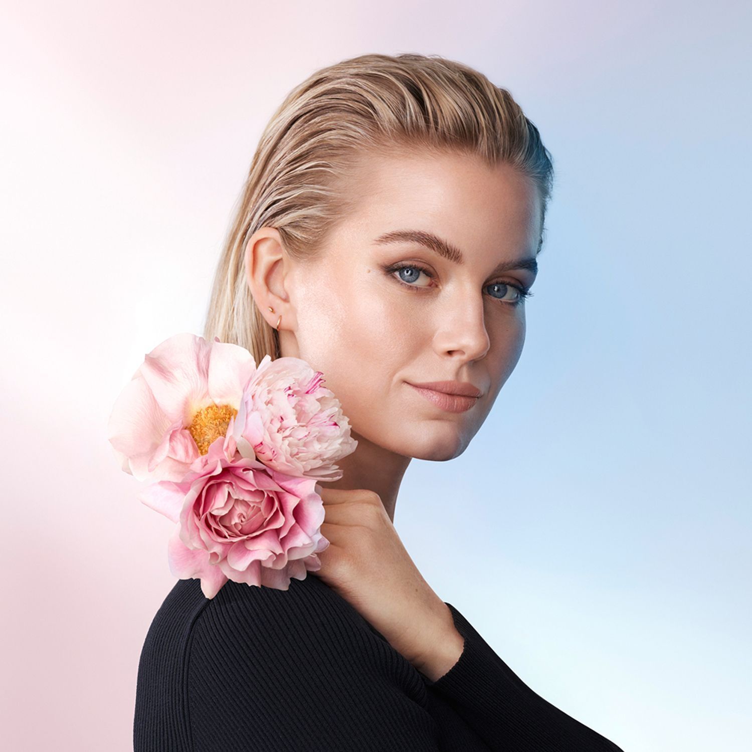 Porträt einer Frau mit Blumen im Haar, ANNEMARIE BÖRLIND Rose Nature Cooling Spa Eye Cream Gel.