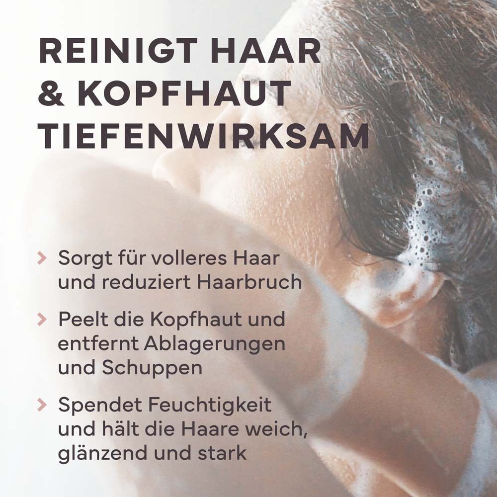 Person wäscht Haare mit Schaum. Text: Reinigt Haar & Kopfhaut tiefenwirksam.