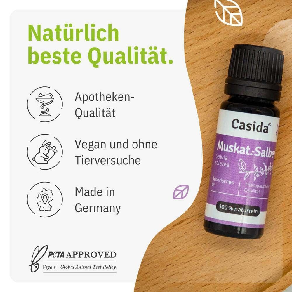 Eine Flasche Casida® Muskat.-Salbeiöl. Violettes Etikett mit Produktnamen und Logo. Schwarzer Deckel. Apothekenqualität.