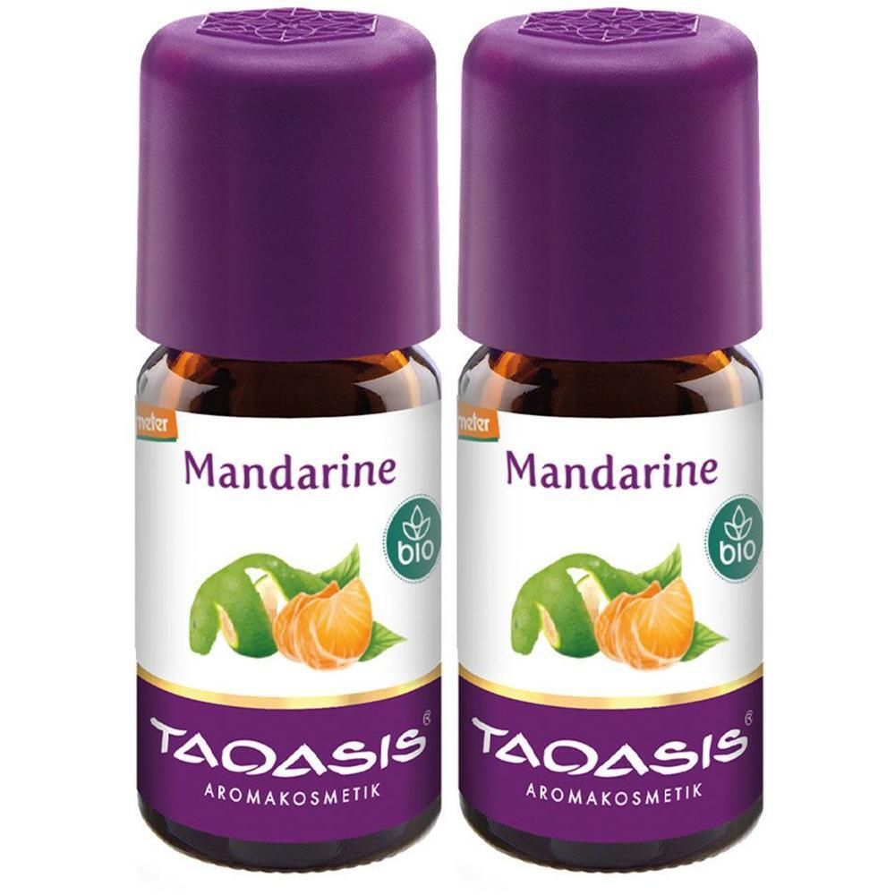 Zwei Flaschen ätherisches Öl. Braunes Glas, lila Deckel. Aufschrift: Mandarine, Bio-Siegel, TAOASIS Aromakosmetik.
