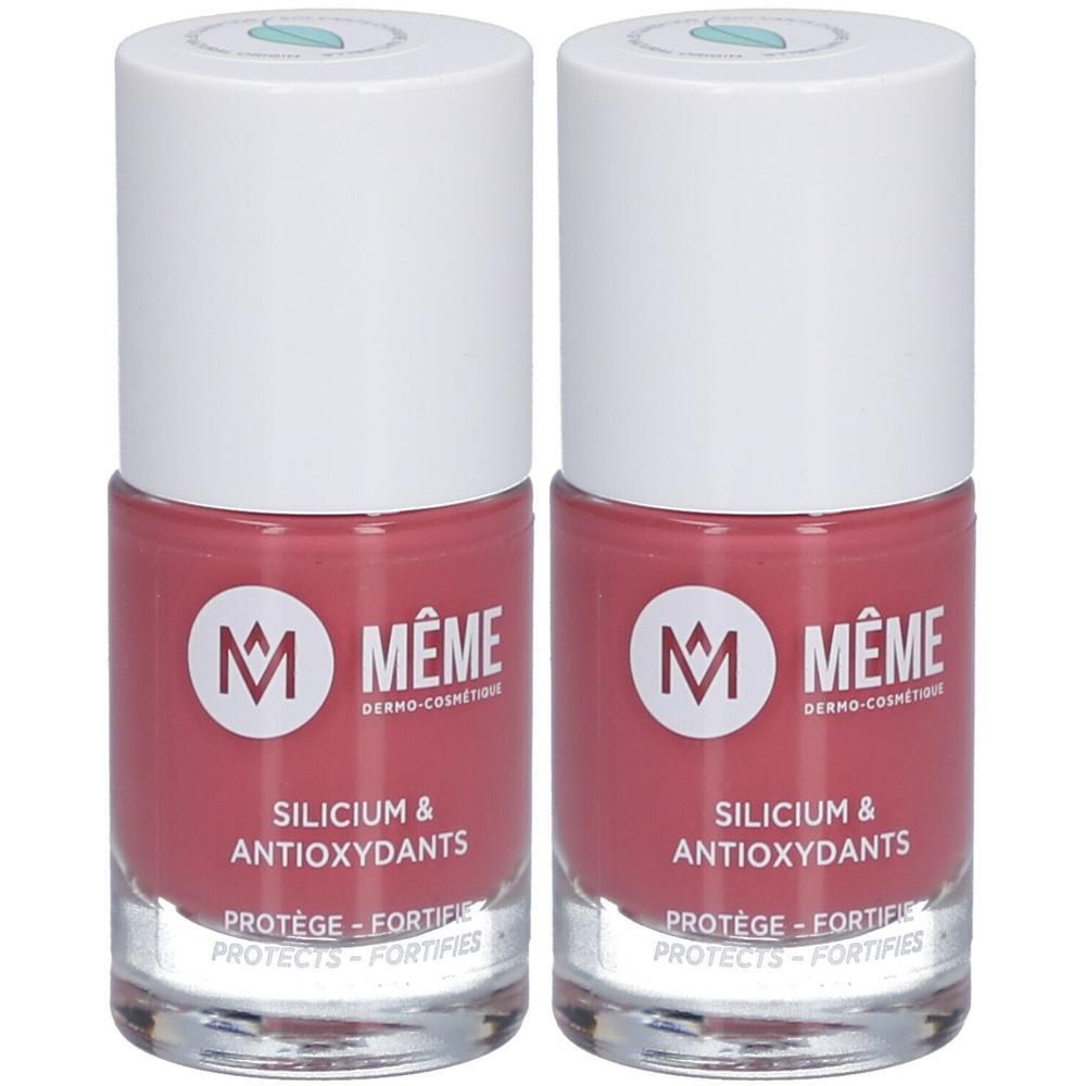 Zwei Flakons Nagellack, rosa Farbton. Weißer Deckel, Logo und Schriftzug „MÊME“. Text: Silicium & Antioxidantien.