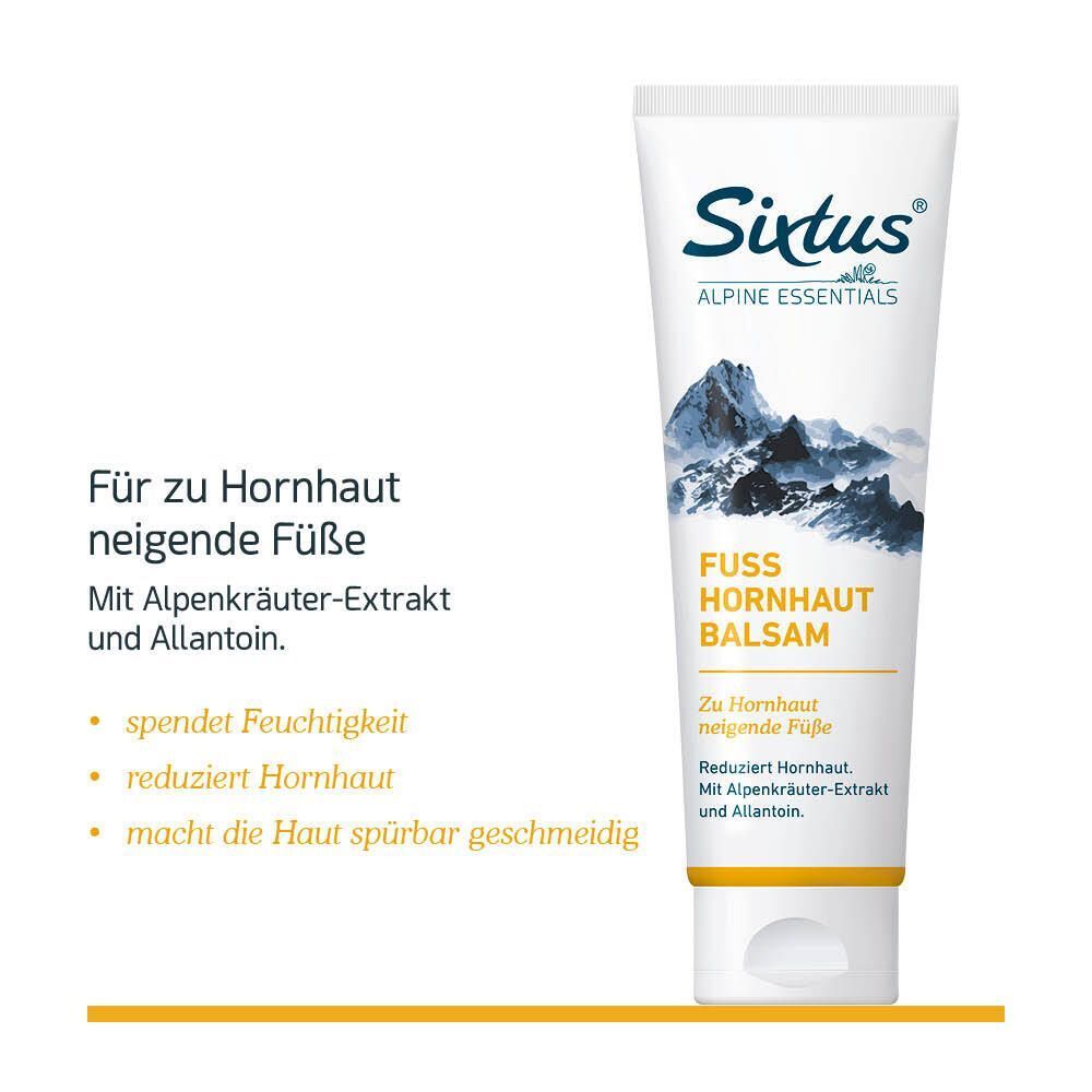 Eine Tube Fußbalsam. Weiße Tube mit blauem Logo und Bergmotiv. Text: "Sixtus", "Fuss Hornhaut Balsam". Gelber Balken mit Text und Aufzählung.