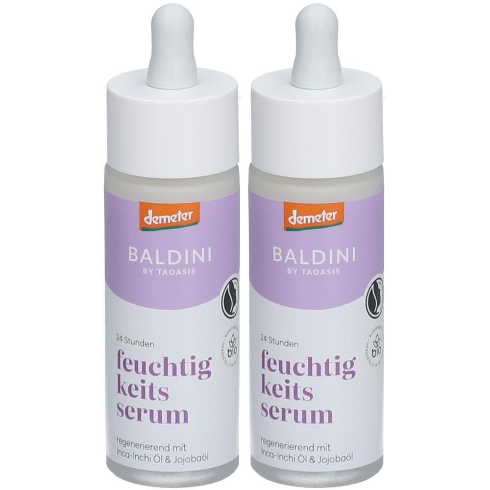 Zwei Flaschen BALDINI Feuchtigkeitsserum. Weiße Flaschen mit lila Etikett, weißem Deckel und Pipette. Text: "feuchtigkeits serum".