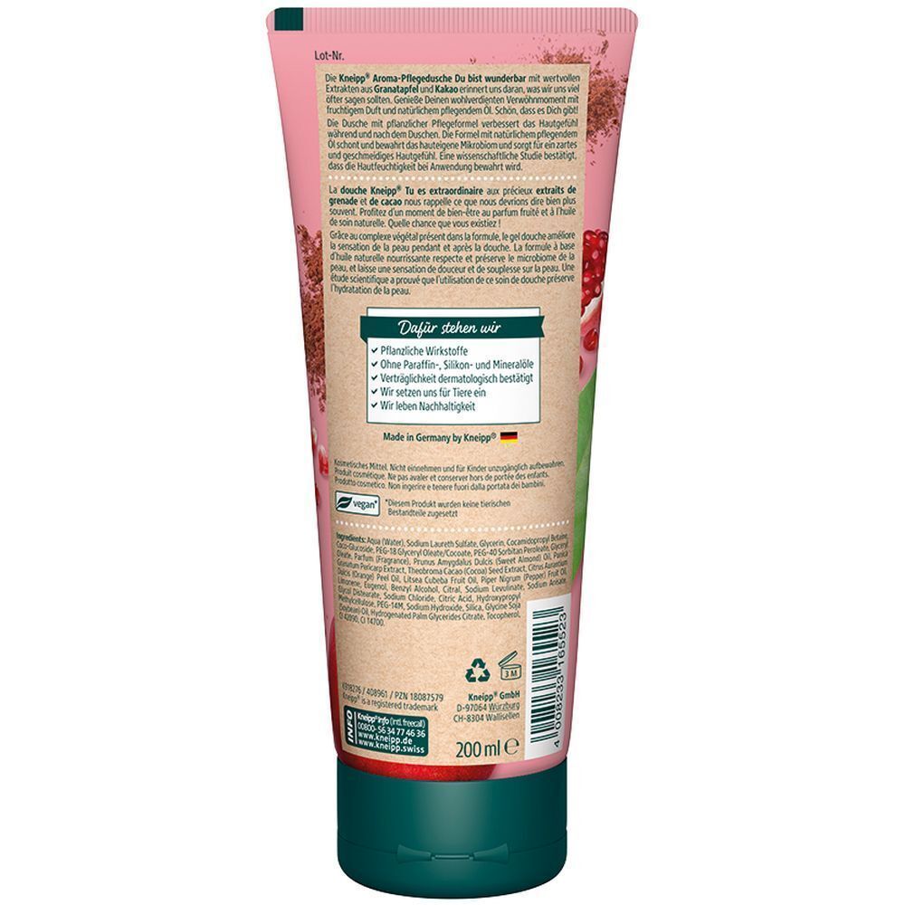 Rückseite einer Kneipp® Aroma-Pflegedusche-Tube. Textinformationen, Inhaltsstoffe, Zertifizierungen und ein grüner Verschluss.