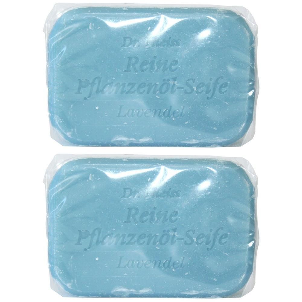 Zwei blaue Seifenstücke in Folie verpackt. Aufschrift: Dr. Theiss, Reine Pflanzenöl-Seife, Lavendel.