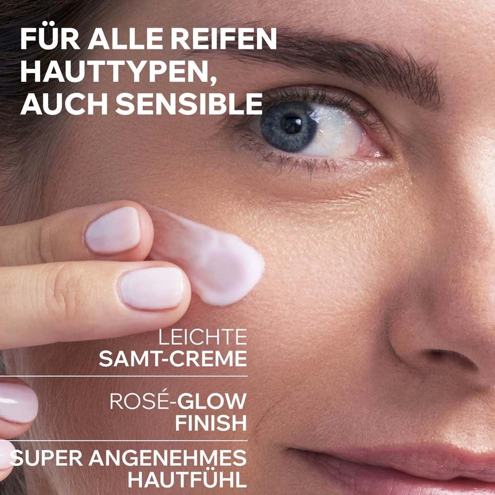 Nahaufnahme eines Gesichts. Creme wird auf die Haut aufgetragen. Text: Für alle reifen Hauttypen, auch sensible. Leichte Samt-Creme, Rosé-Glow Finish.