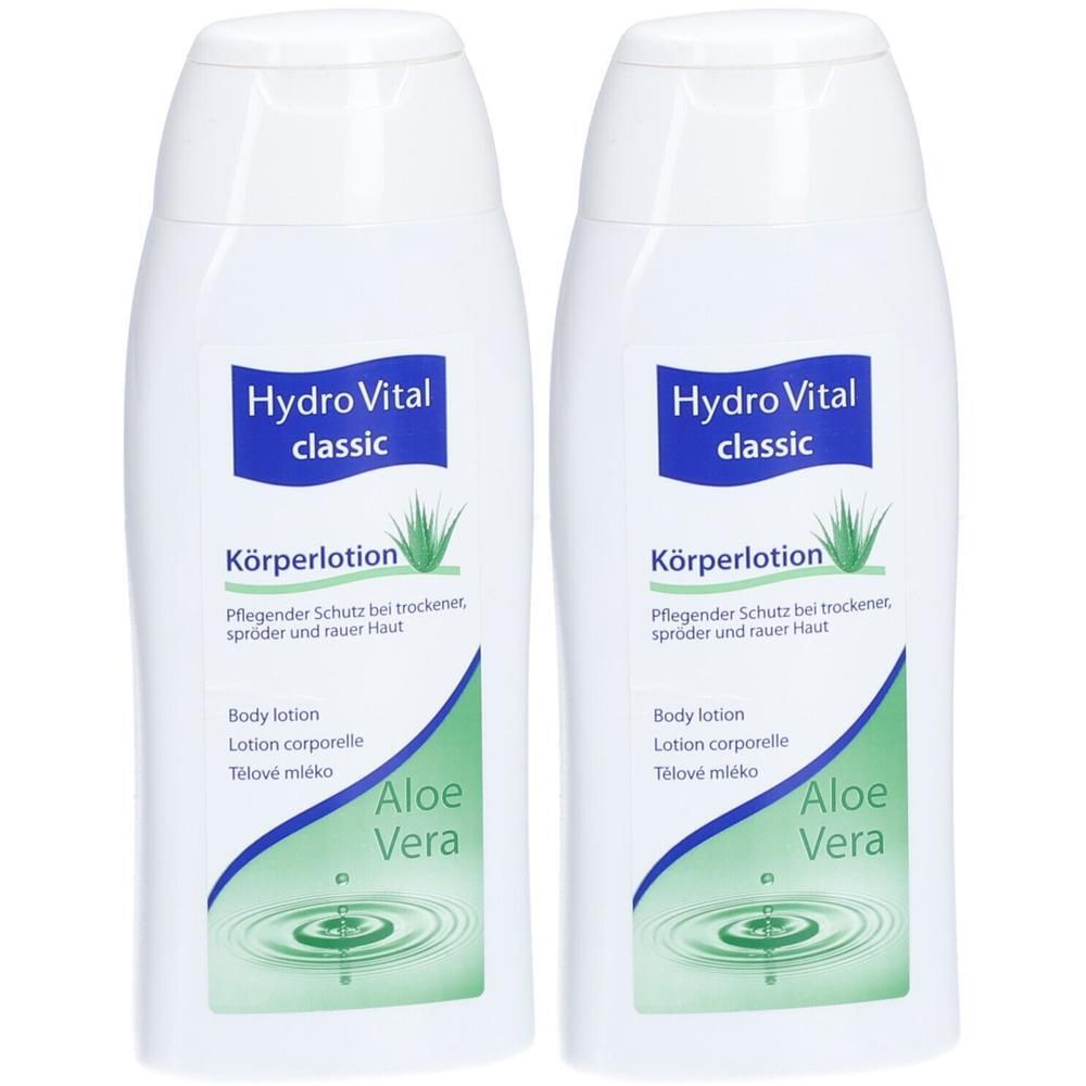 Zwei weiße Flaschen mit blauen Etiketten. Aufschrift: Hydro Vital classic, Körperlotion, Aloe Vera. Flaschen mit weißem Deckel.
