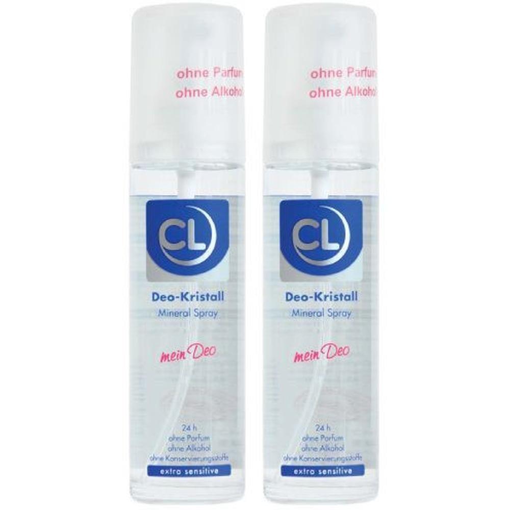 Zwei Sprühflaschen mit weißem Deckel. Aufschrift: CL, Deo-Kristall Mineral Spray, ohne Parfum, ohne Alkohol, extra sensitive.