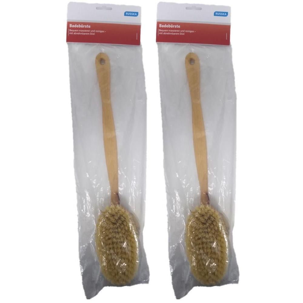 Zwei BADEBÜRSTE Holz, verpackt. Ovaler Bürstenkopf mit hellen Borsten, langer Holzgriff. Verpackung mit Produktnamen.