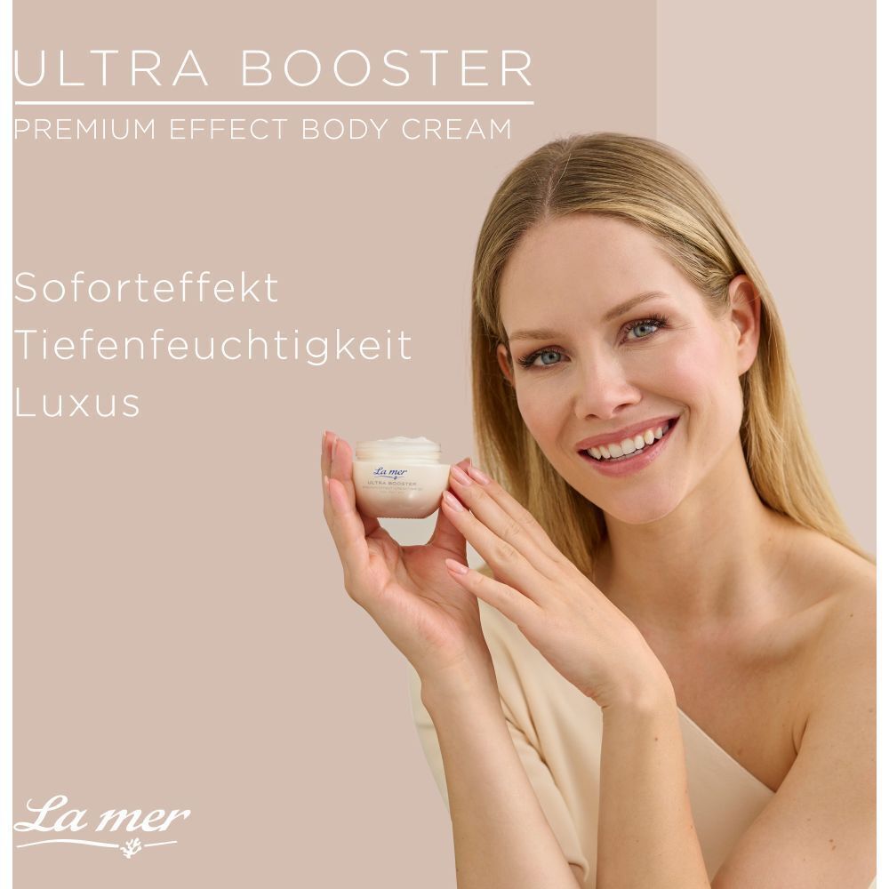 Frau hält einen kleinen Tiegel. Aufschrift: La mer, Ultra Booster, Premium Effect, Body Cream. Hintergrund: beige.