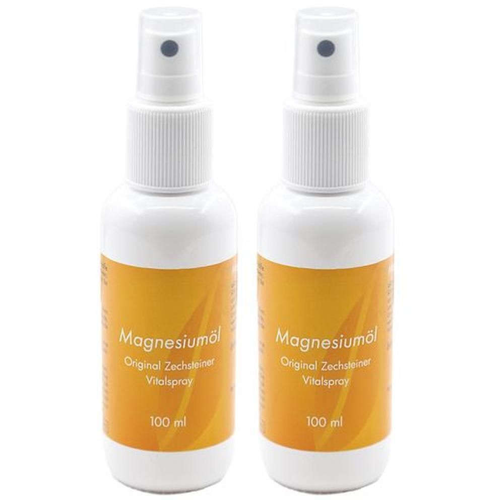 Zwei weiße Sprühflaschen mit gelben Etiketten. Aufschrift: Magnesiumöl, Original Zechsteiner Vitalspray, 100 ml.