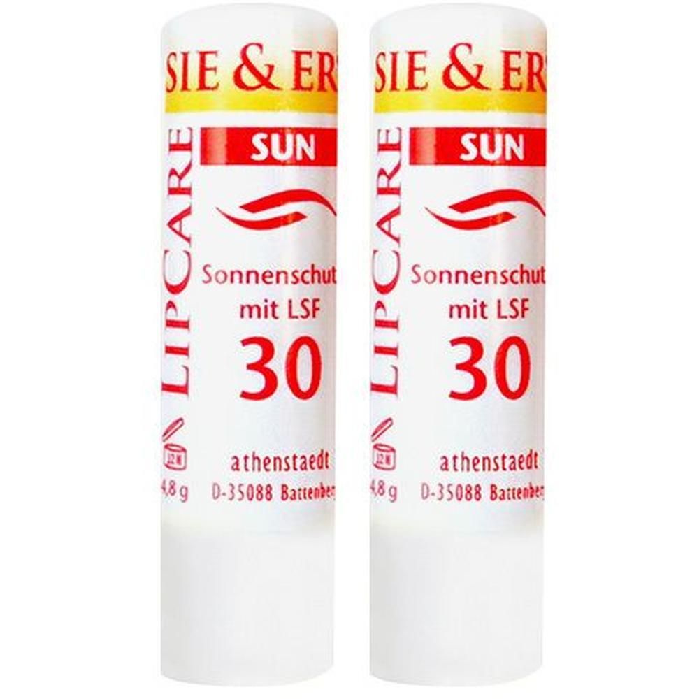 Zwei Lippenpflegestifte mit weißer Hülle. Aufschrift: SIE & ER, SUN, LIPCARE, Sonnenschutz mit LSF 30. Adresse: athenstaedt, 4,8g.